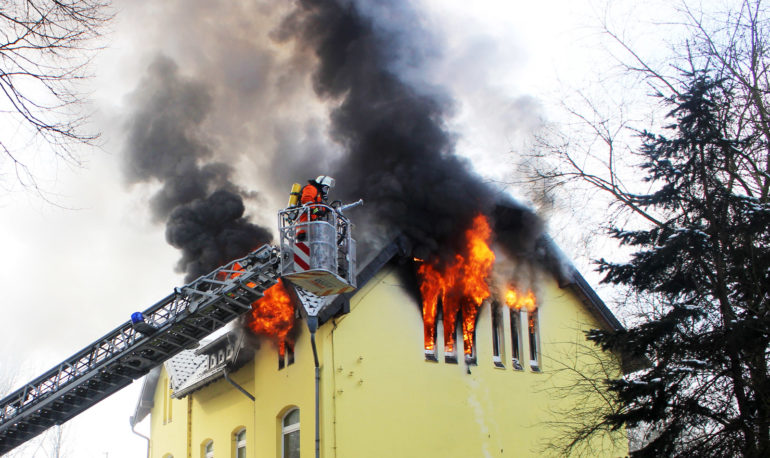 Beim Eintreffen der ersten Helfer brannte das Obergeschoss lichterloh! Foto: Stadtfeuerwehr Bad Münder/Marko Klose