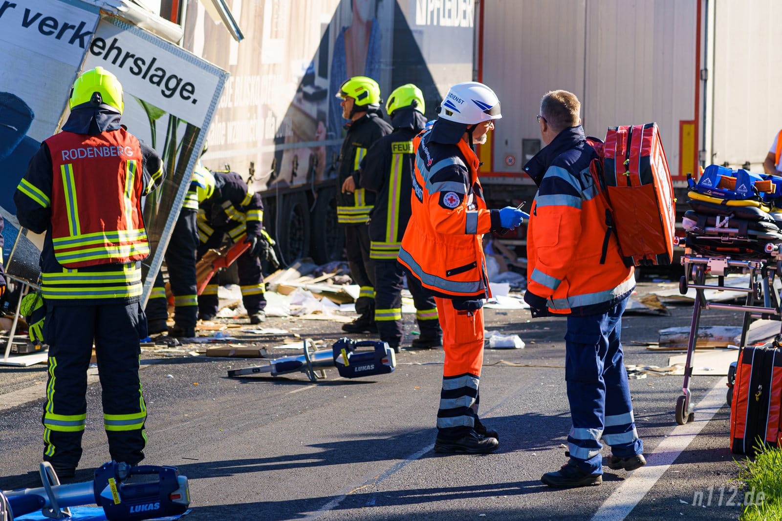 Notfallsanitäter besprechen das weitere Vorgehen, nachdem sie sich einen ersten Überblick verschafft haben (Foto: n112.de/Stefan Hillen)