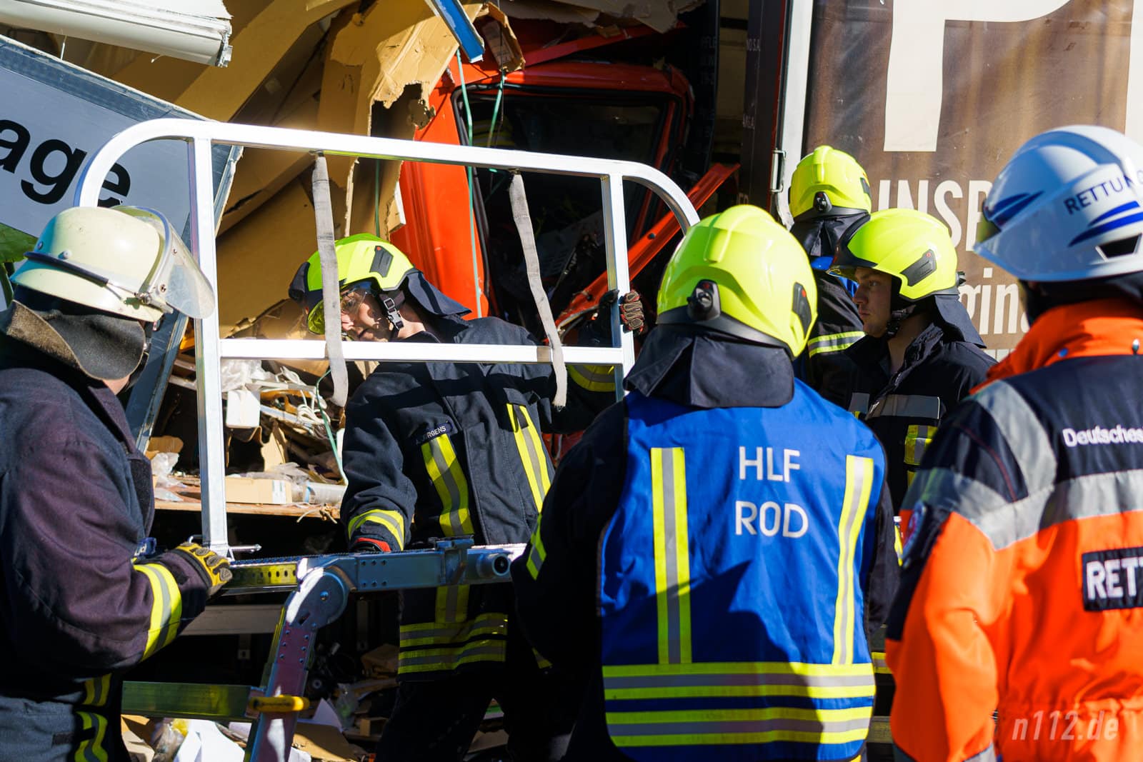 Helfer bauen eine Rettungsbühne auf, um auf der Ebene der Fahrerkabine arbeiten zu können (Foto: n112.de/Stefan Hillen)