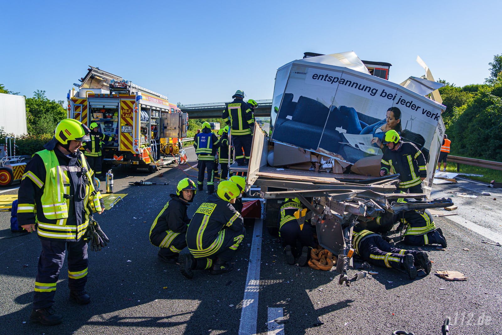 Die Helfer erwartete ein großes Trümmerfeld mit zerstörten Fahrzeugen. (Foto: n112.de/Stefan Hillen)