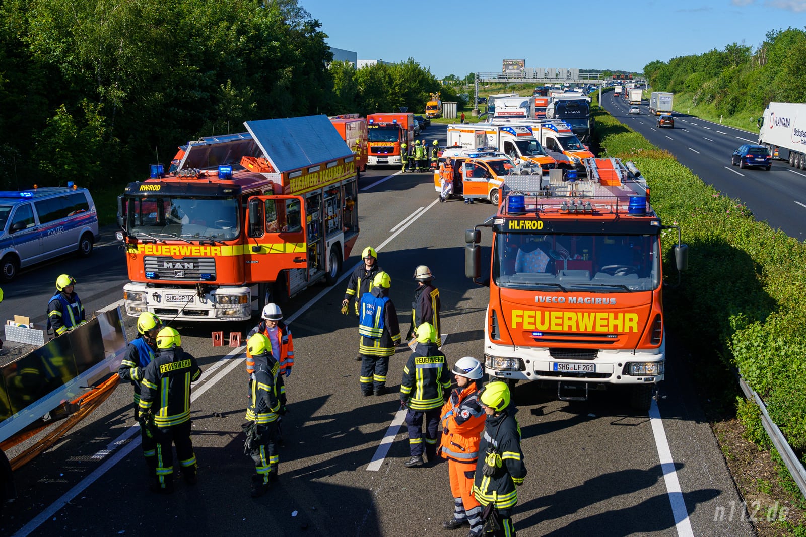 Nötig, aber kostspielig: Rüstwagen, wie links im Bild, sind teuer und müssen für schwere LKW-Unfälle in der Nähe von Autobahnen bereitstehen (Foto: n112.de/Stefan Hillen)