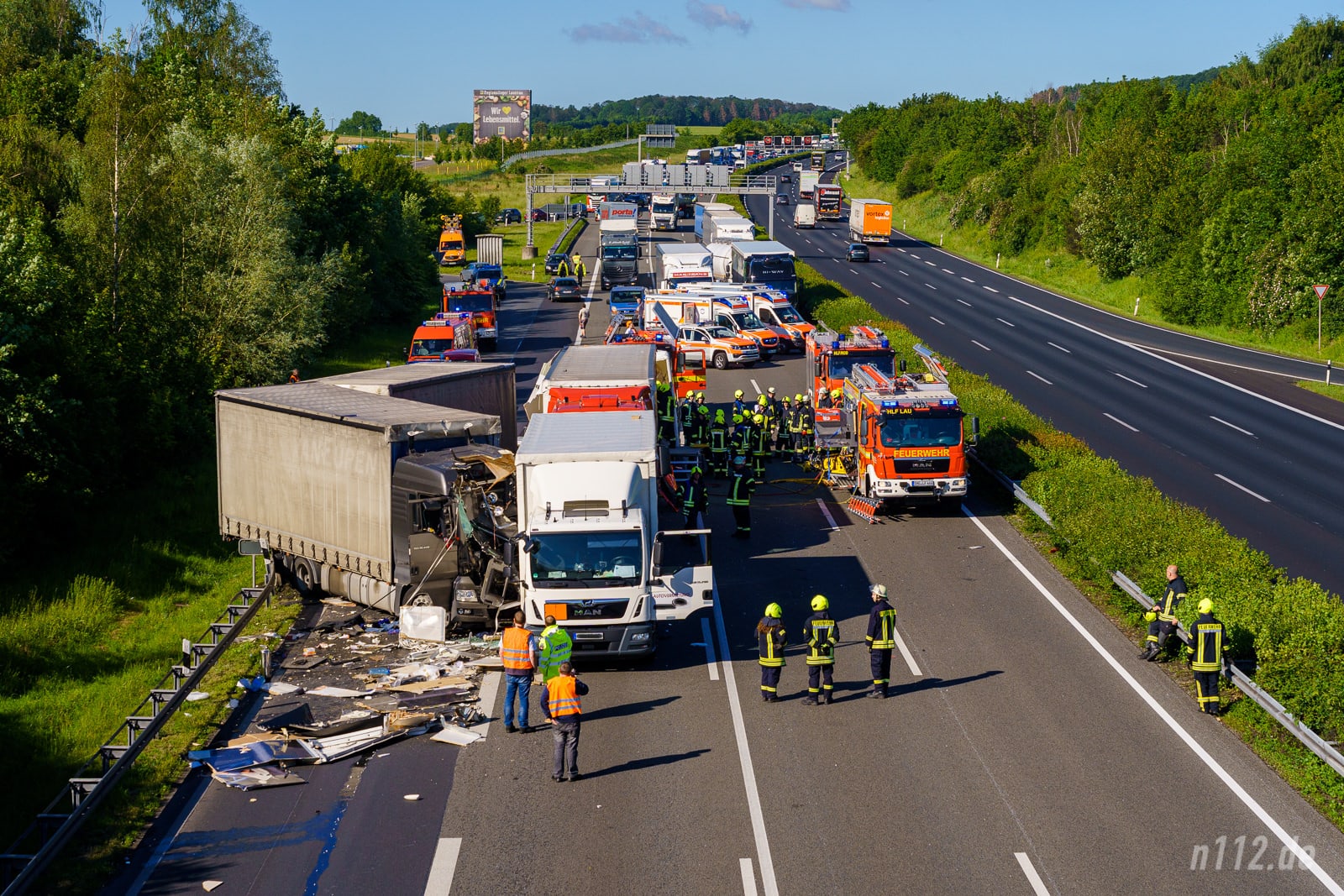 Übersicht der Unfallstelle nahe der Anschlussstelle Lauenau (Foto: n112.de/Stefan Hillen)