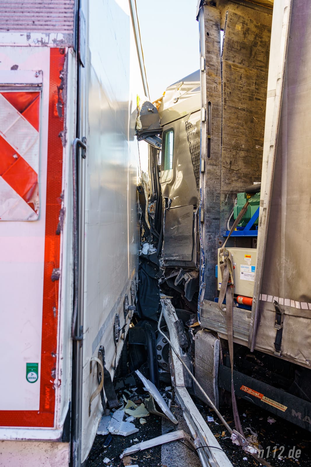 Unvorstellbare Kräfte: Die Zugmaschine des verursachenden Lastwagens wurde aufgerissen (Foto: n112.de/Stefan Hillen)