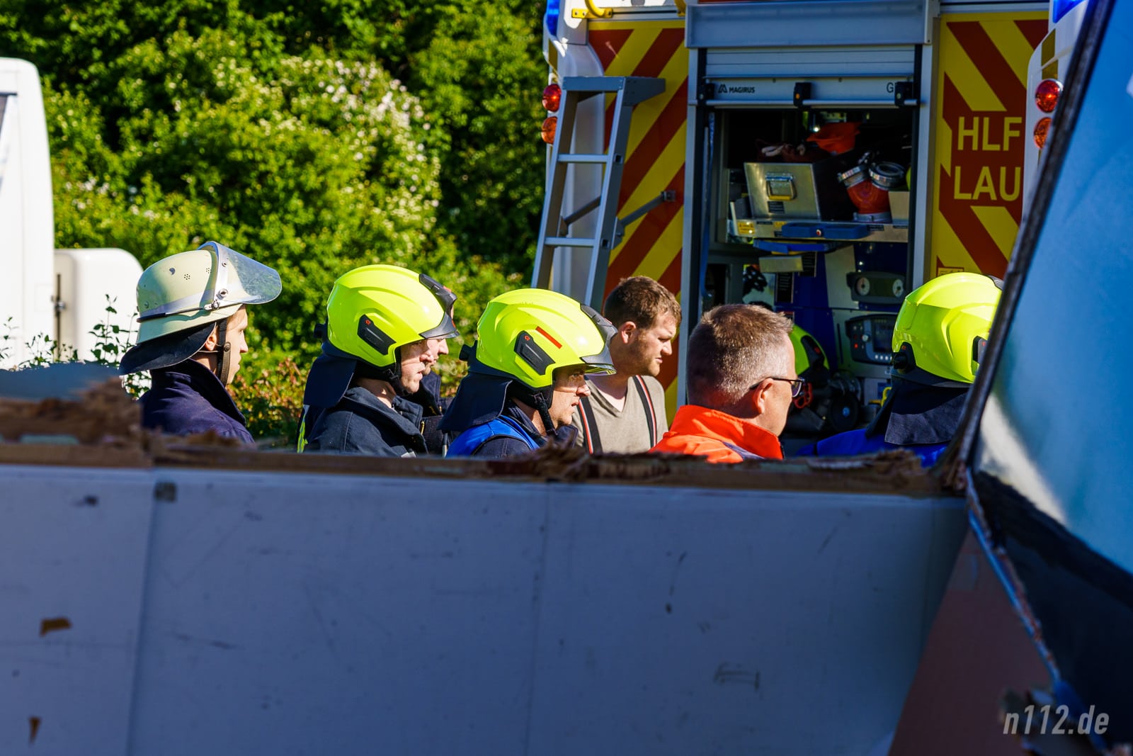 Feuerwehrleute besprechen die Bergung des Toten (Foto: n112.de/Stefan Hillen)