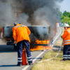 Erstangriff mit Kübelspritze: Während ein C-Schlauch vorbereitet wird, versuchen zwei Feuerwehrleute, die Flammen mit einem Kleinlöschgerät in Schach zu halten (Foto: n112.de/Stefan Hillen)