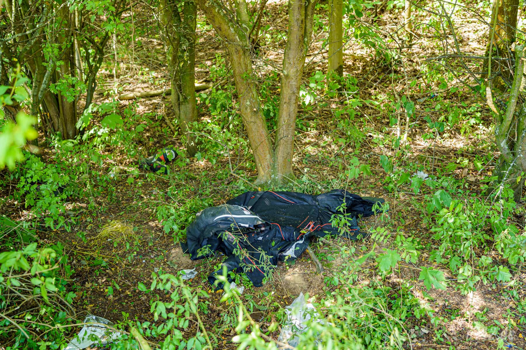 Die Motorradkombi liegt noch im Wäldchen - der Rettungsdienst hatte sie mit einer Kleiderschere entfernt (Foto: n112.de/Stefan Hillen)