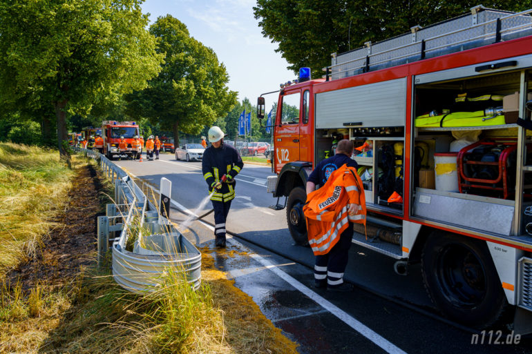 Rund 70 Feuerwehrleute waren am Sonntag bei tropischen Temperaturen im Einsatz, um einen Böschungsbrand an der B442 bei Hachmühlen zu löschen (Foto: n112.de/Stefan Hillen)