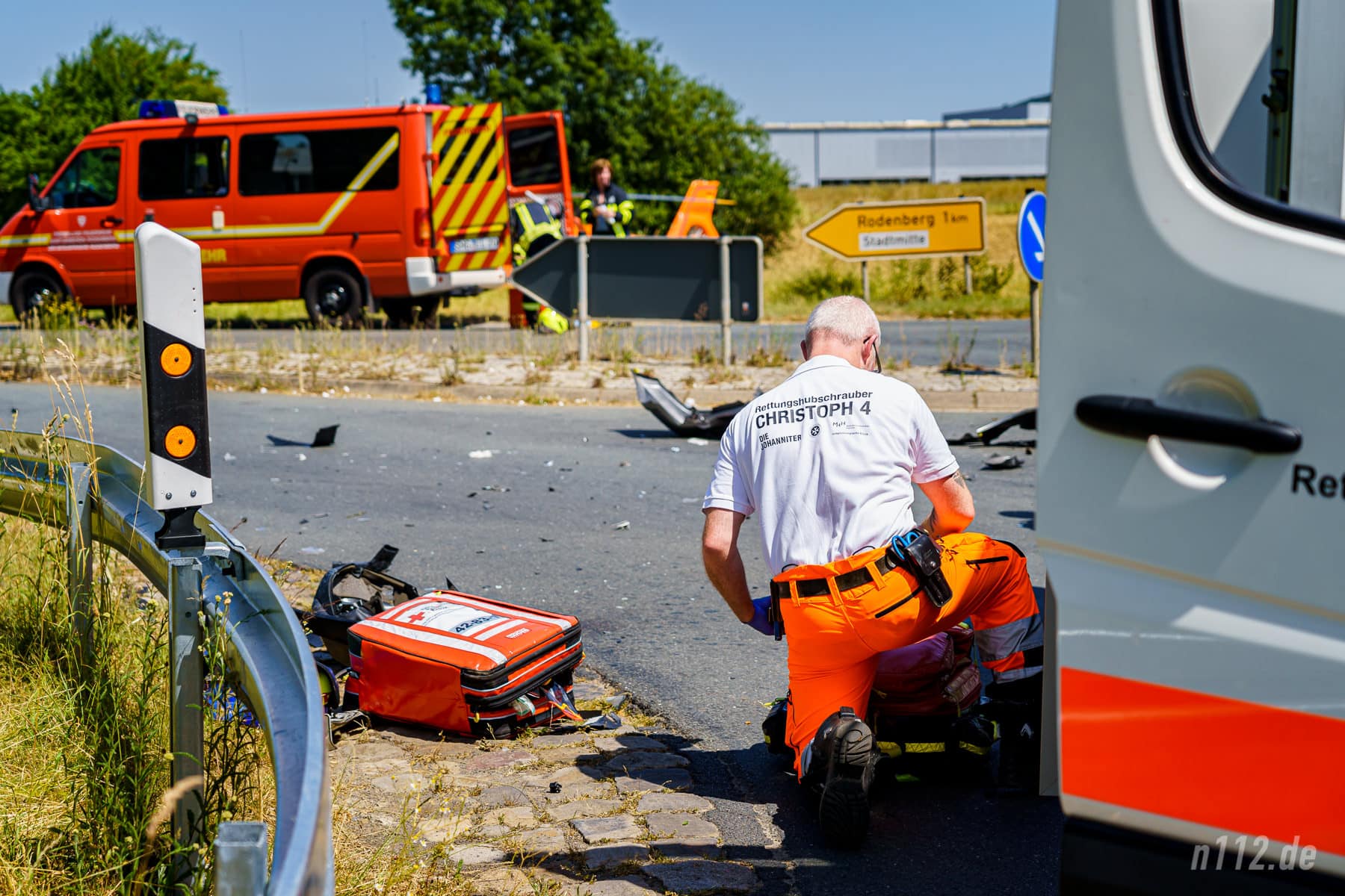 Ein Notfallsanitäter aus dem Rettungshubschrauber bereitet Medikamente vor und reicht sie anschließend dem Notarzt in den Rettungswagen (Foto: n112.de/Stefan Hillen)