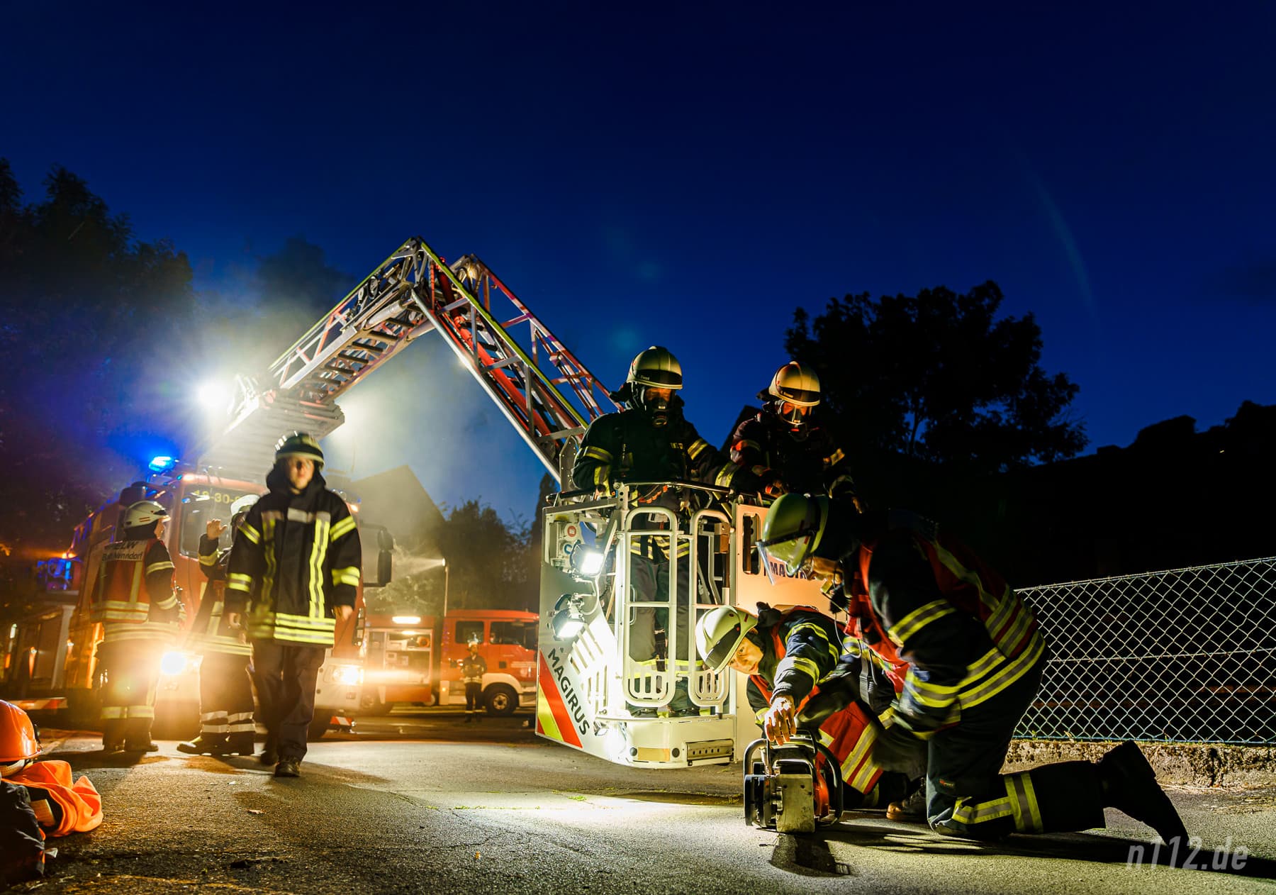 Feuerwehrleute bereiten eine spezielle Motorsäge zum Öffnen der Dachhaus vor (Foto: n112.de/Stefan Hillen)
