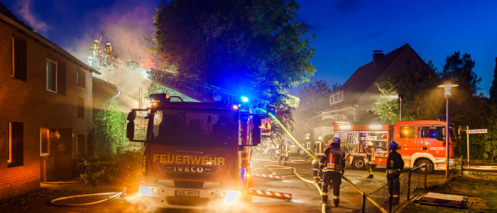 Bis in die Nacht hinein löschten rund 170 Ehrenamtliche mehrere Brände in Soldorf (Foto: n112.de/Stefan Hillen)