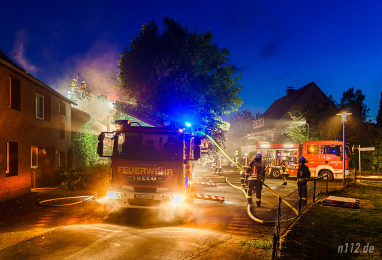 Bis in die Nacht hinein löschten rund 170 Ehrenamtliche mehrere Brände in Soldorf (Foto: n112.de/Stefan Hillen)