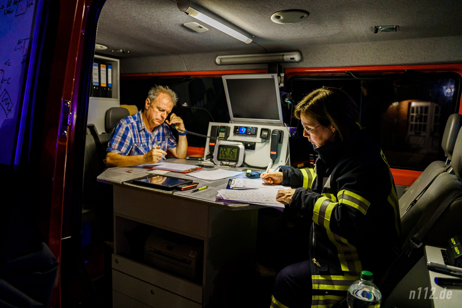 Bis spät in die Nacht dokumentierte das ehrenamtliche Team des Einsatzleitwagens (ELW) die Arbeit der über 170 Feuerwehrleute und stellte die Kommunikation zwischen Leitstelle und der Einsatzstelle sicher (Foto: n112.de/Stefan Hillen)