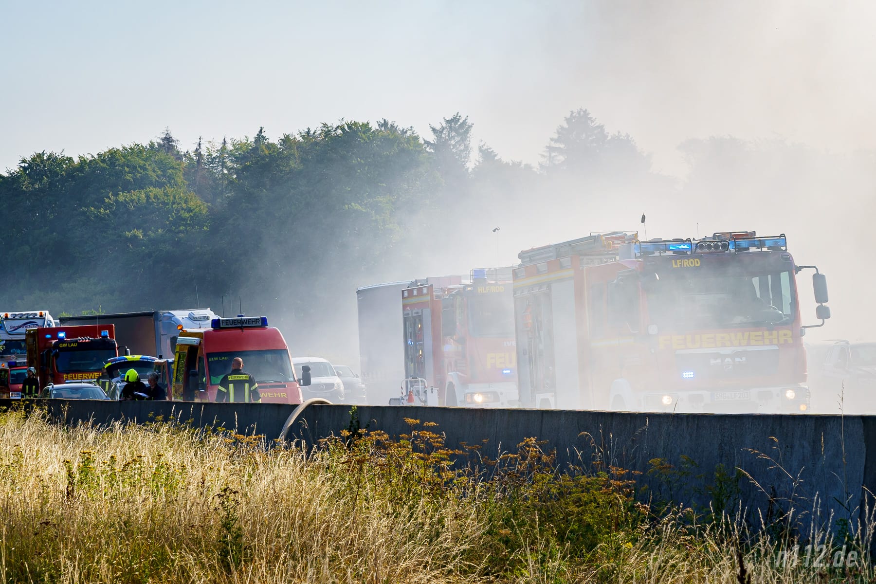 Feuerwehrfahrzeuge und im Stau Wartende stehen im Rauch (Foto: n112.de/Stefan Hillen)