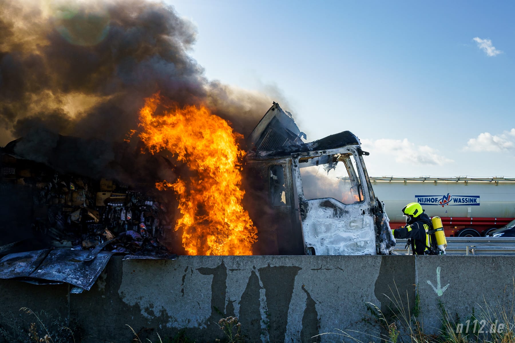 Hohe Flammen schlagen aus dem brennenden Lastwagen (Foto: n112.de/Stefan Hillen)