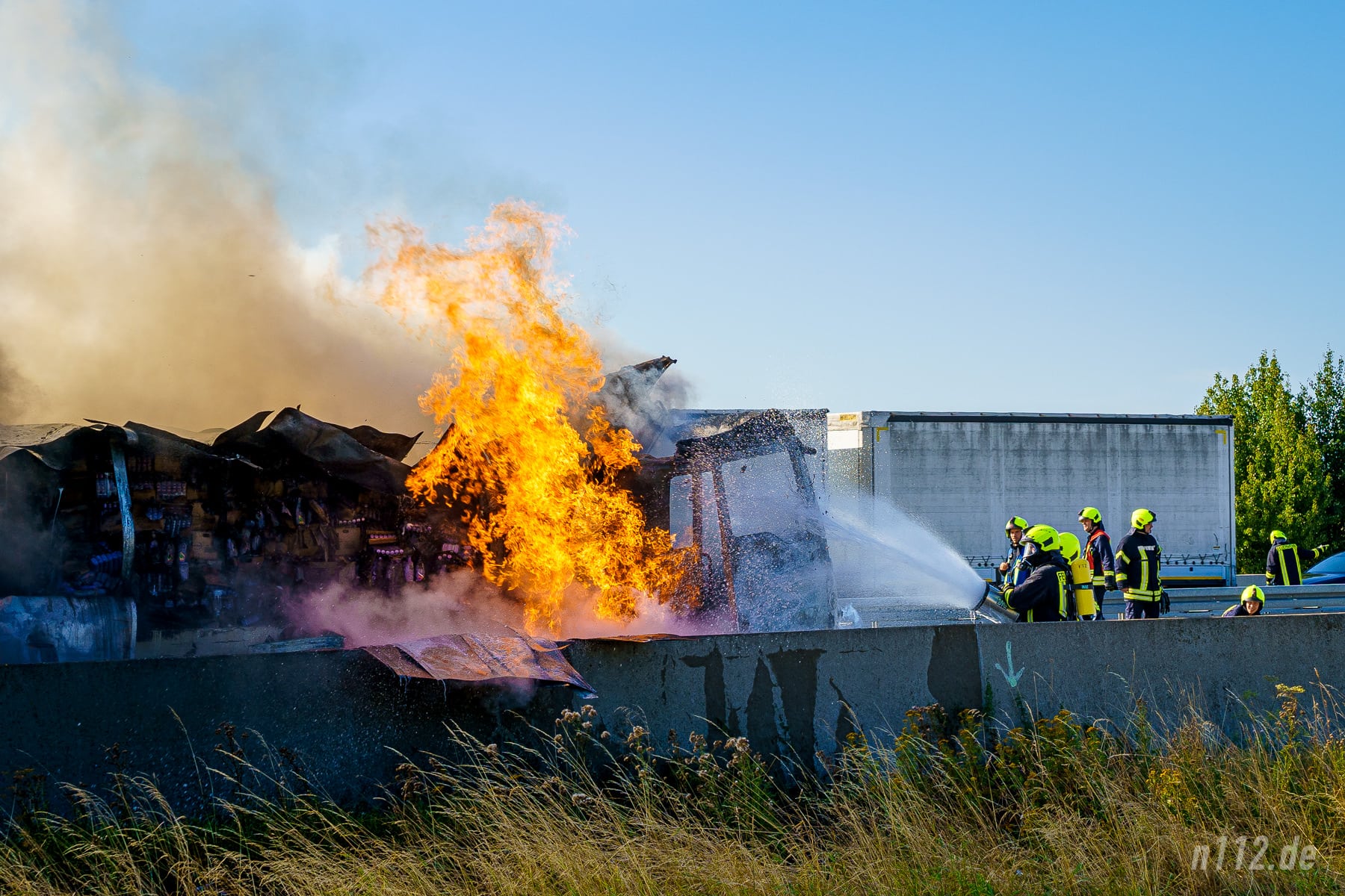 Hohe Flammen schlagen aus dem mit Schampoo- und Duschgelflaschen beladenen LKW. (Foto: n112.de/Stefan Hillen)Lastwagen