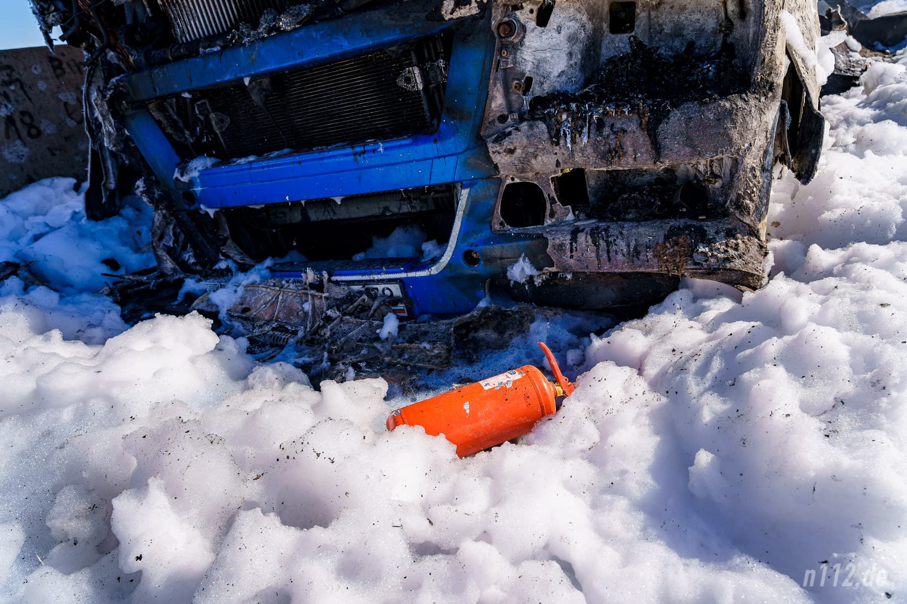 Ein Feuerlöscher liegt vor der ausgebrannten Zugmaschine (Foto: n112.de/Stefan Hillen)