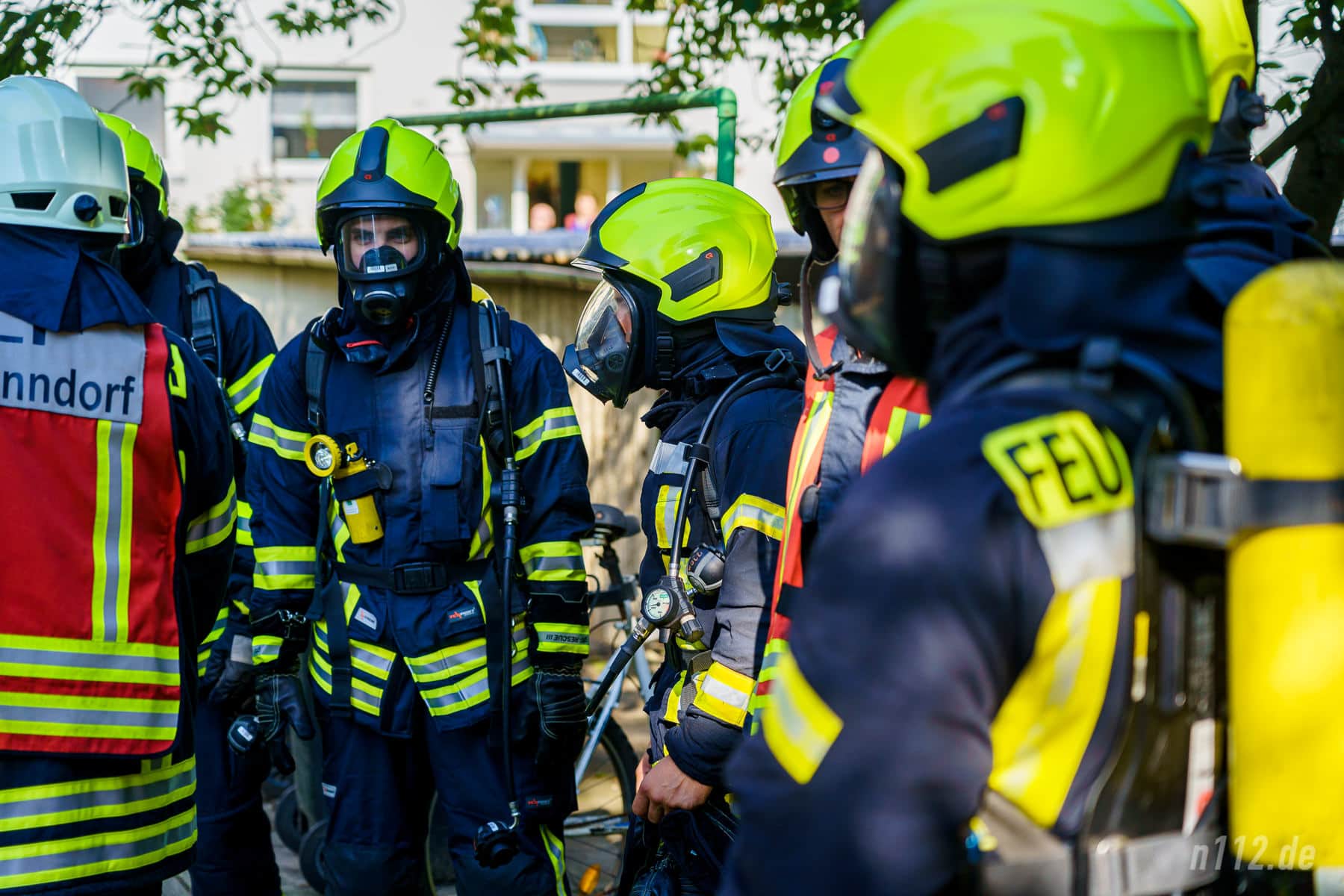 Atemschutzträger warten auf ihren Einsatz. Erst dann wird das Mundstück mit der Luftzufuhr auf die Maske gesteckt (Foto: n112.de/Stefan Hillen)