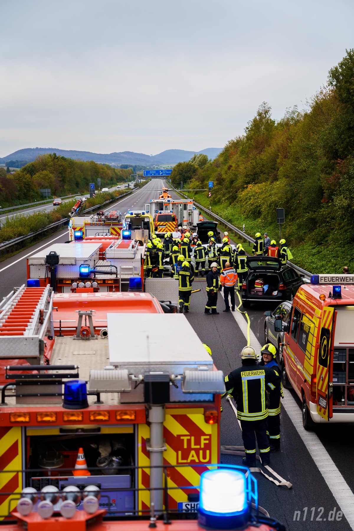 Wie eine Wagenburg: Feuerwehrautos schützen die Helfer vor dem Verkehr (Foto: n112.de/Stefan Hillen)