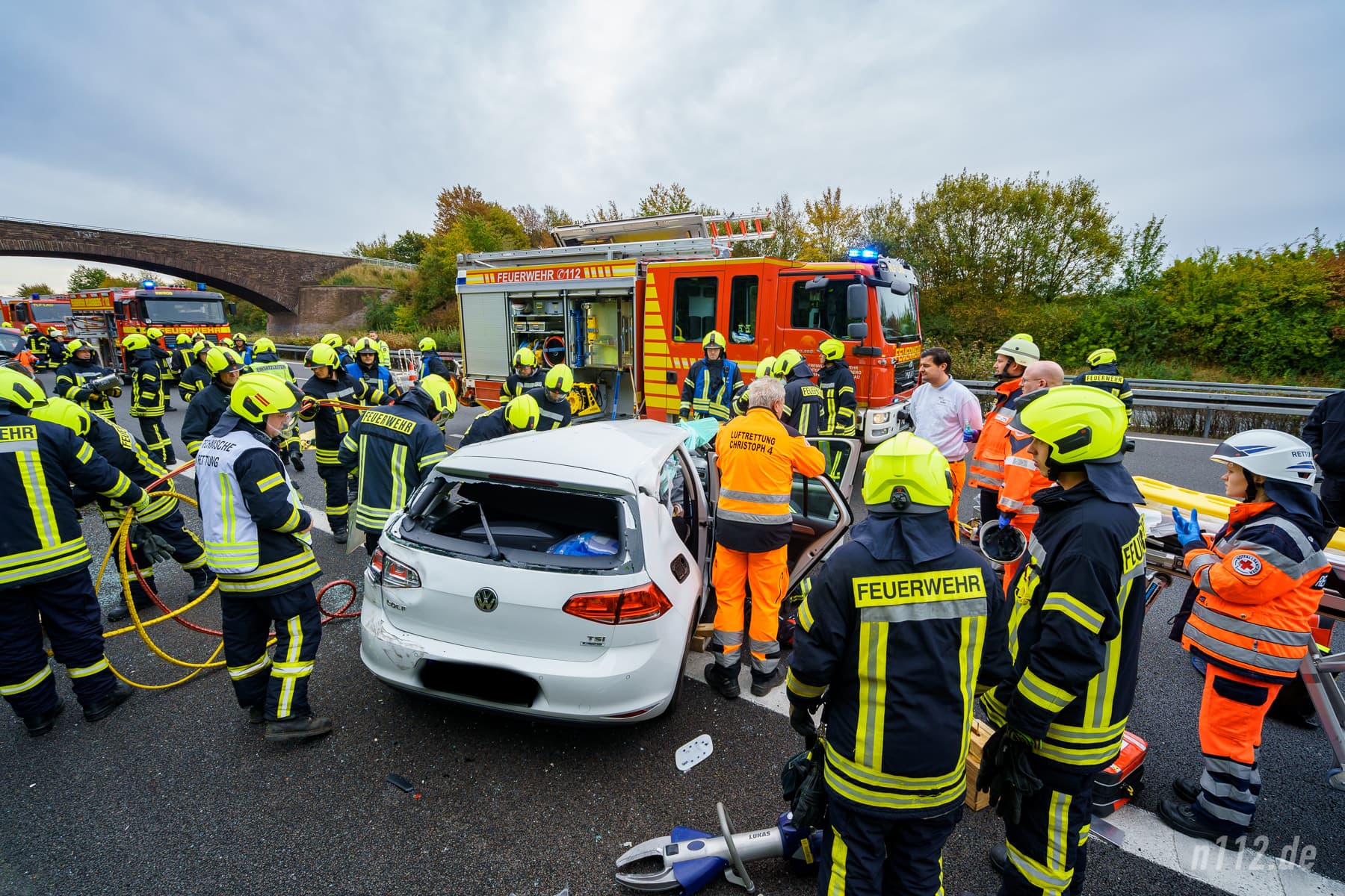 Feuerwehr und Rettungsdienst stehen am Auto, der Fahrer ist noch eingeschlossen (Foto: n112.de/Stefan Hillen)