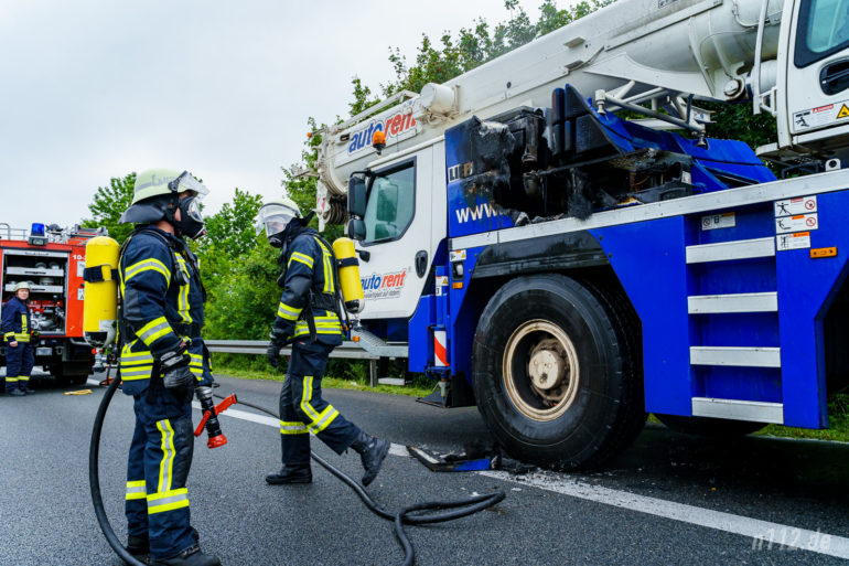 Ehrenamtliche Feuerwehrleute haben die letzten Glutnester am Autokran gelöscht (Foto: n112.de/Stefan Hillen)