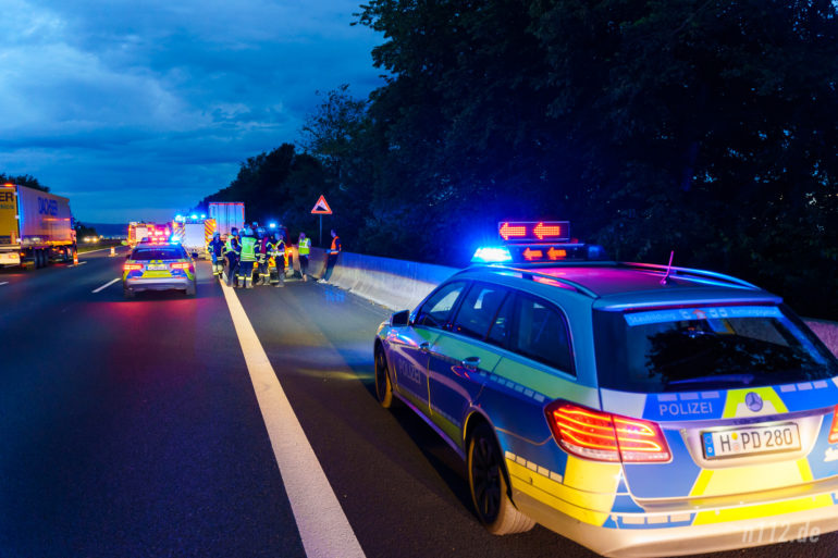 Die Polizei hat zwei der drei Fahrstreifen Richtung Dortmund gesperrt, damit die Feuerwehrleute sicher arbeiten können (Foto: n112.de/Stefan Hillen)