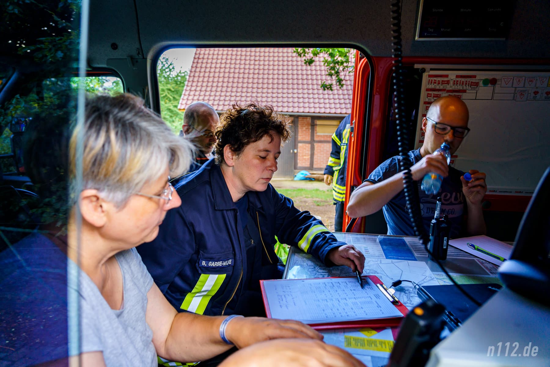 Im Einsatzleitwagen (ELW) koordinierten ehrenamtliche Spezialisten den Einsatz der über 100 Feuerwehrleute (Foto: n112.de/Stefan Hillen)