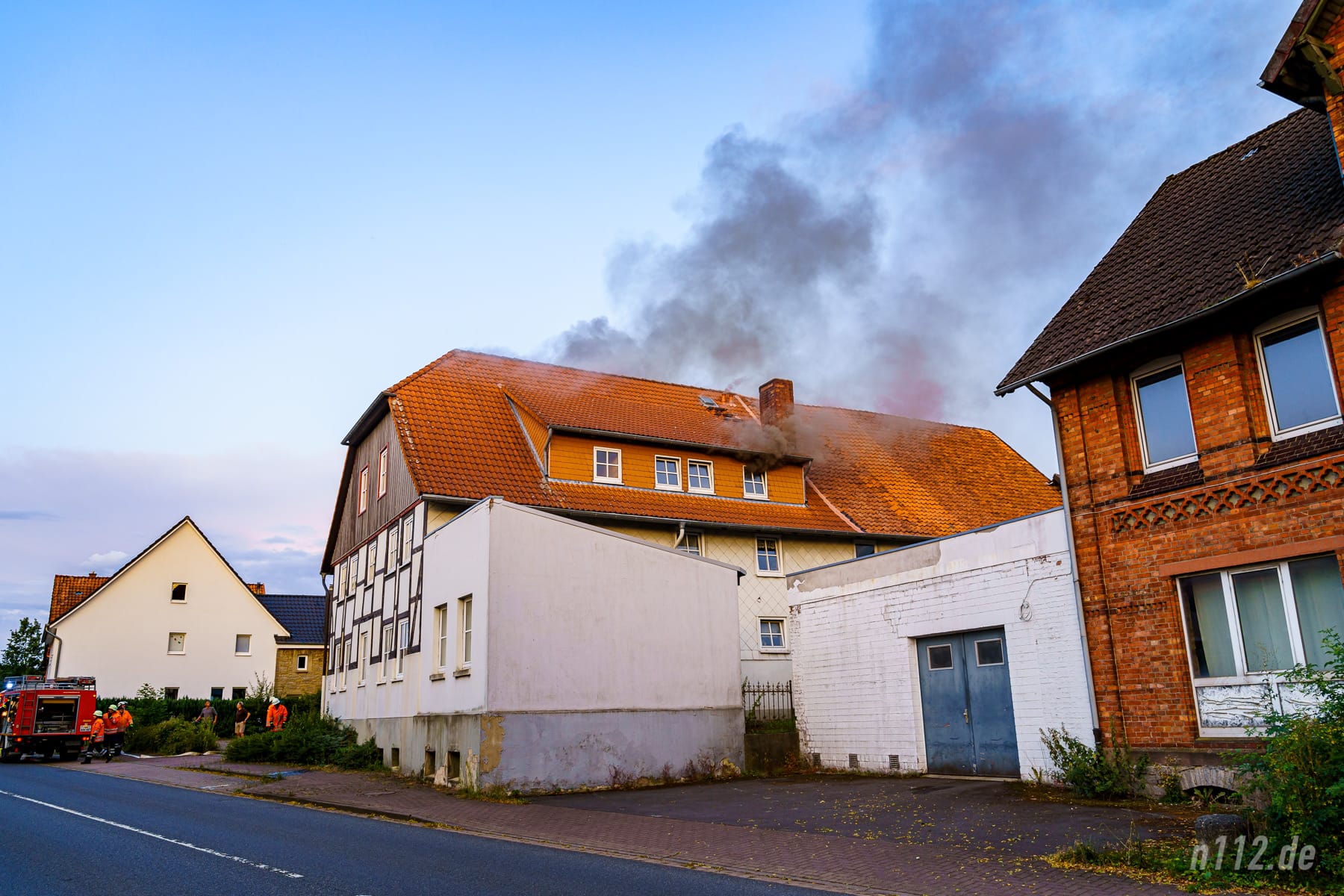 Beim Eintreffen der ersten Feuerwehrleute drang schwarzer Rauch aus dem Dachgeschoss (Foto: n112.de/Stefan Hillen)