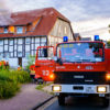 Flammen schlagen aus dem Mehrfamilienhaus in der Hauptstraße in Eimbeckhausen (Foto: n112.de/Stefan Hillen)