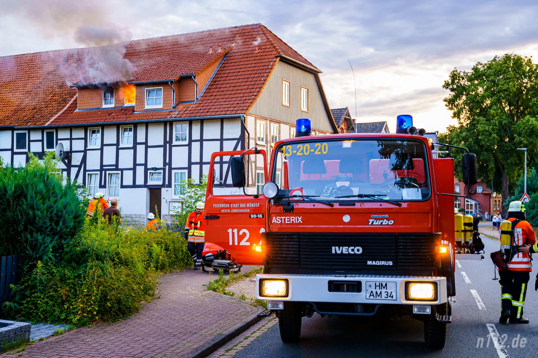 Flammen schlagen aus dem Mehrfamilienhaus in der Hauptstraße in Eimbeckhausen (Foto: n112.de/Stefan Hillen)