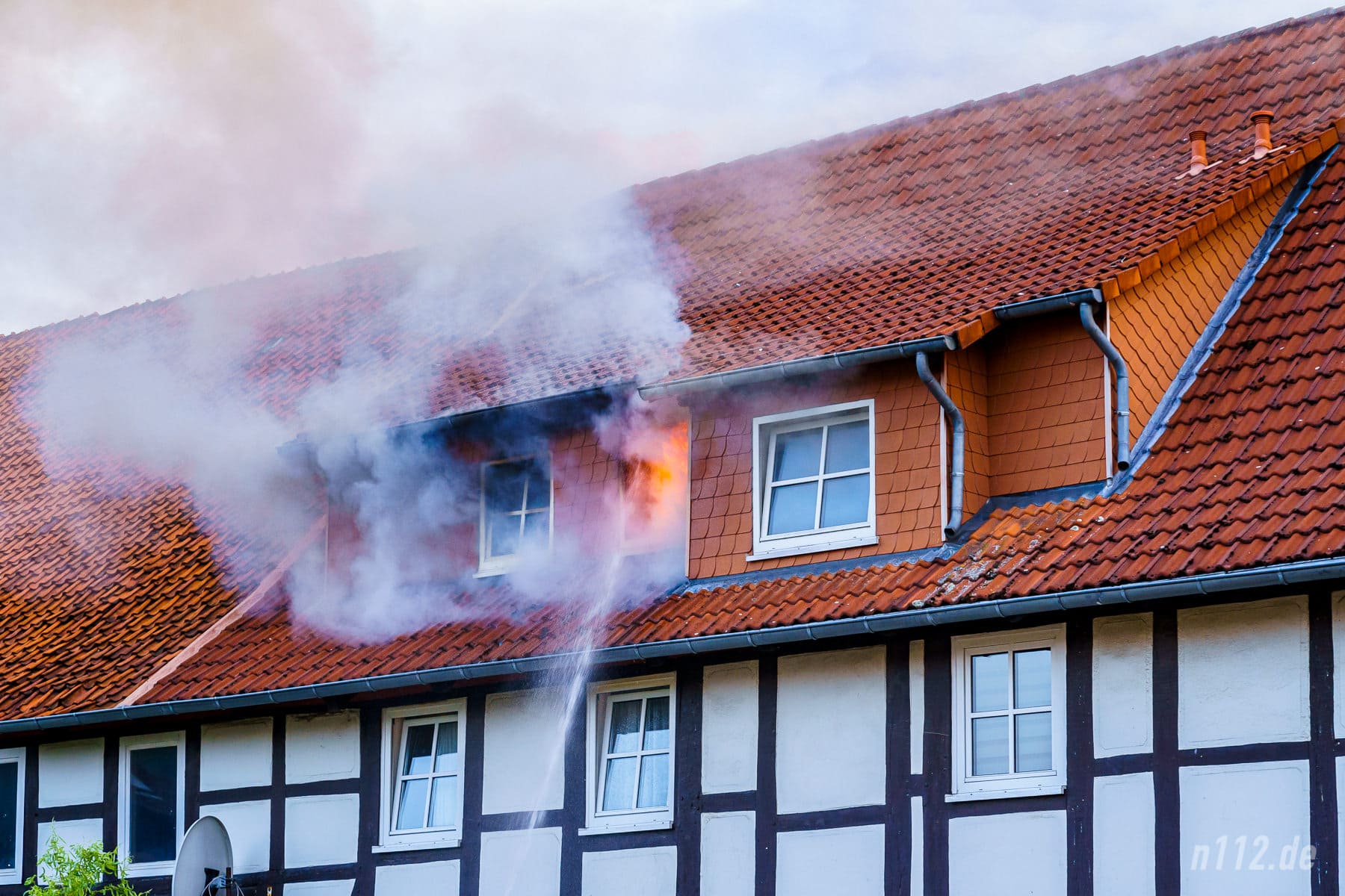 Das offene Feuer wurde erfolgreich daran gehindert, durch die Gaube auf das Dach überzuschlagen (Foto: n112.de/Stefan Hillen)