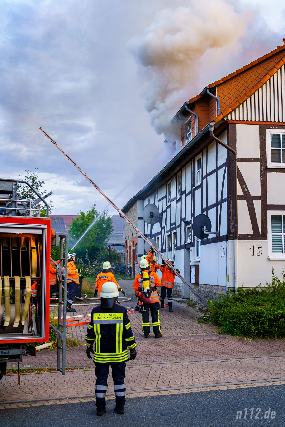 Um die Zeit bis zur Ankunft der Drehleiter zu überbrücken, bereiteten Feuerwehrleute eine Steckleiter vor (Foto: n112.de/Stefan Hillen)