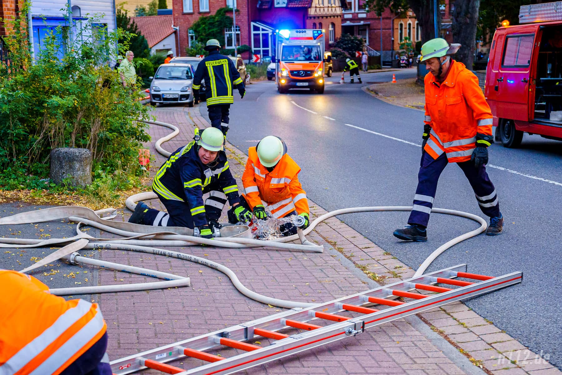 Auf der Rückseite: Die Feuerwehren aus Beber und Rohrsen bereiteten einen Löschangriff über Steckleitern vor (Foto: n112.de/Stefan Hillen)