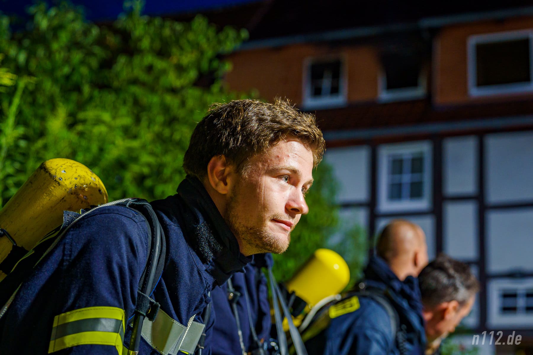 In Bereitschaft: Ein Atemschutzgeräteträger wartet auf seinen Einsatz (Foto: n112.de/Stefan Hillen)