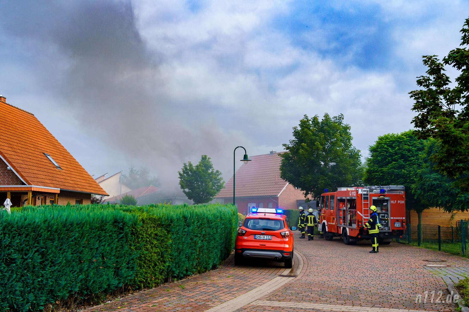 Eine hohe Rauchwolke wies Helfern den Weg zum Brandort (Foto: n112.de/Stefan Hillen)