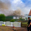 Rauch quillt aus dem Bungalow im Meierfeld (Foto: n112.de/Stefan Hillen)