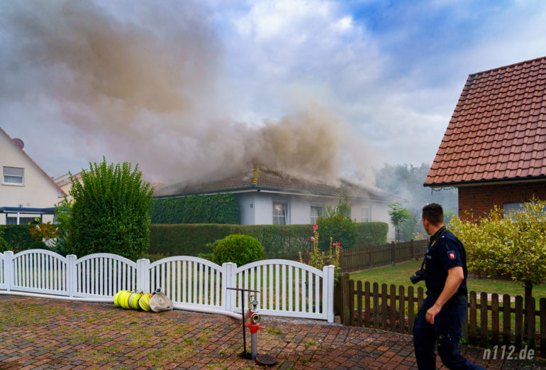 Rauch quillt aus dem Bungalow im Meierfeld (Foto: n112.de/Stefan Hillen)