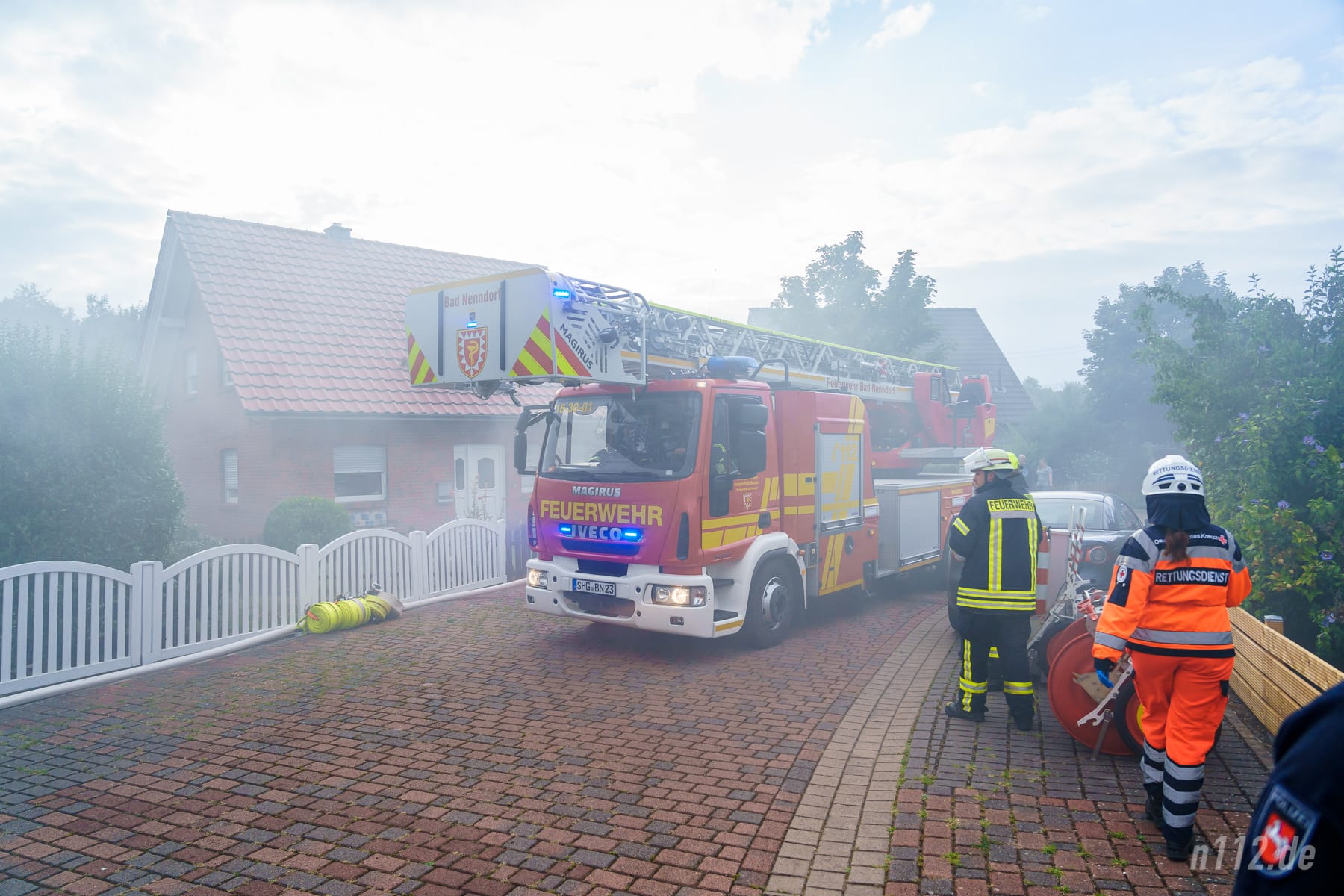 Die Drehleiter trifft am Brandort ein und wird neben dem Bungalow aufgestellt (Foto: n112.de/Stefan Hillen)