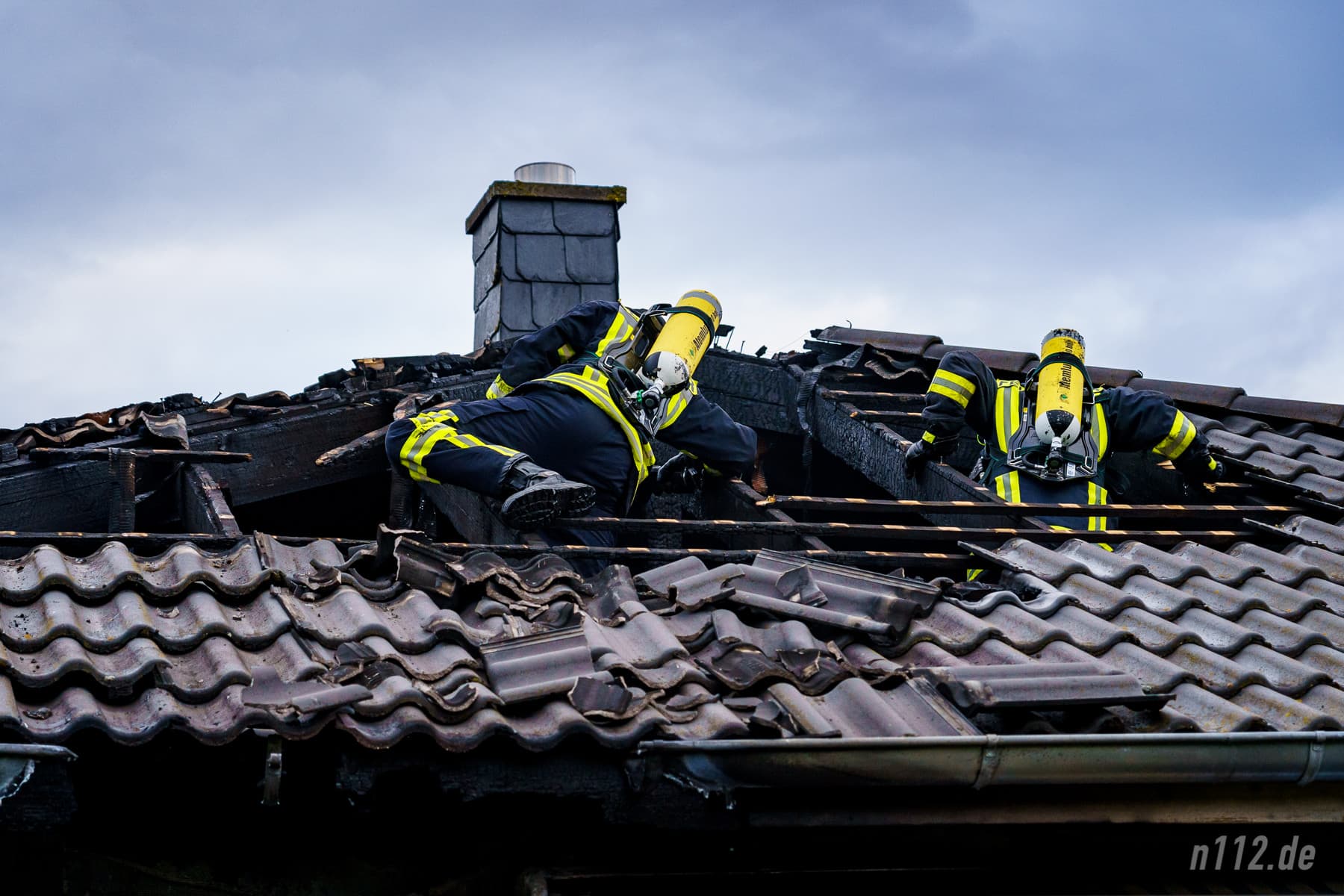Feuerwehrleute löschen letzte Glutnester im Dach (Foto: n112.de/Stefan Hillen)