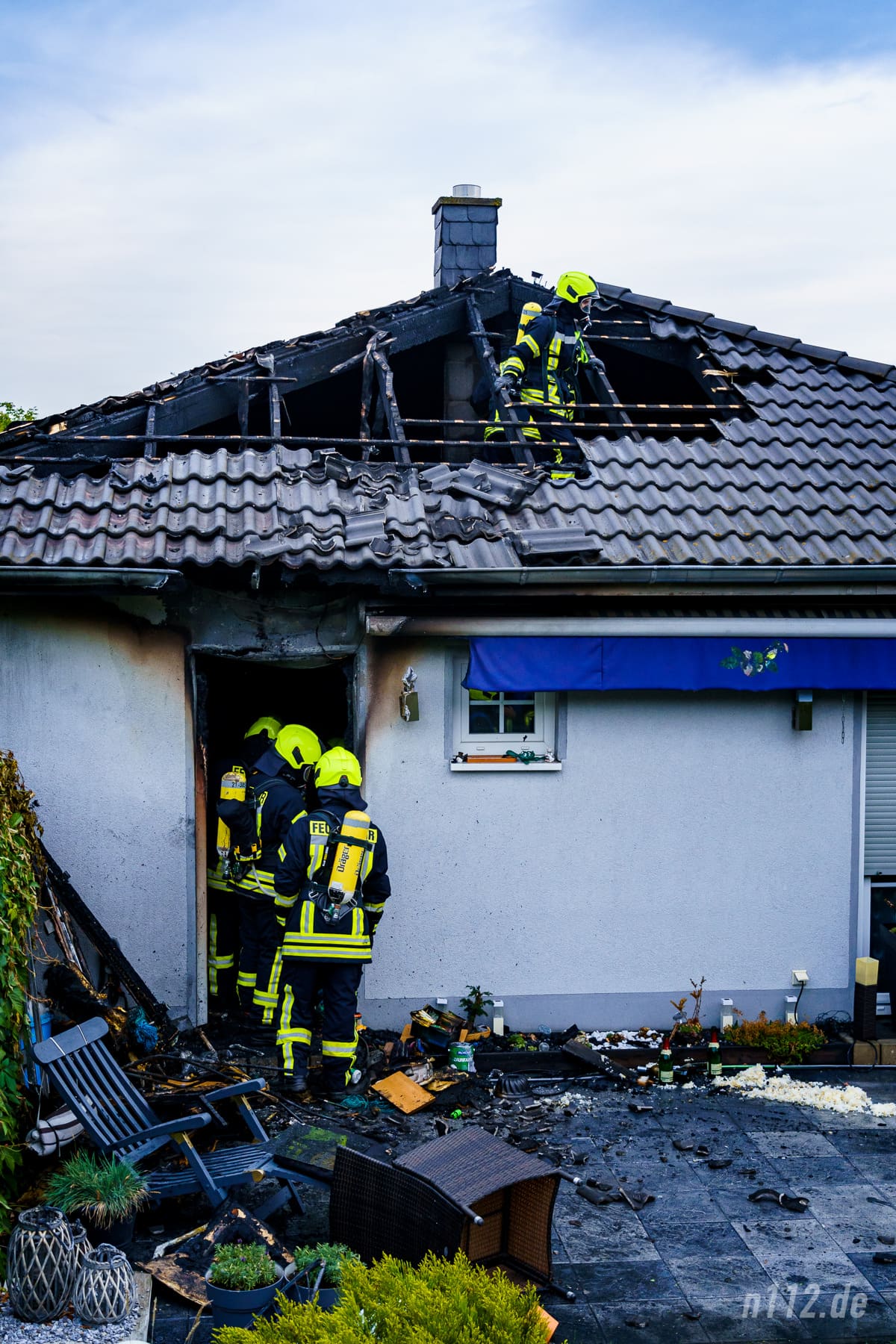 Der Bungalow ist unbewohnbar, aber nicht vollständig ein Raub der Flammen geworden (Foto: n112.de/Stefan Hillen)
