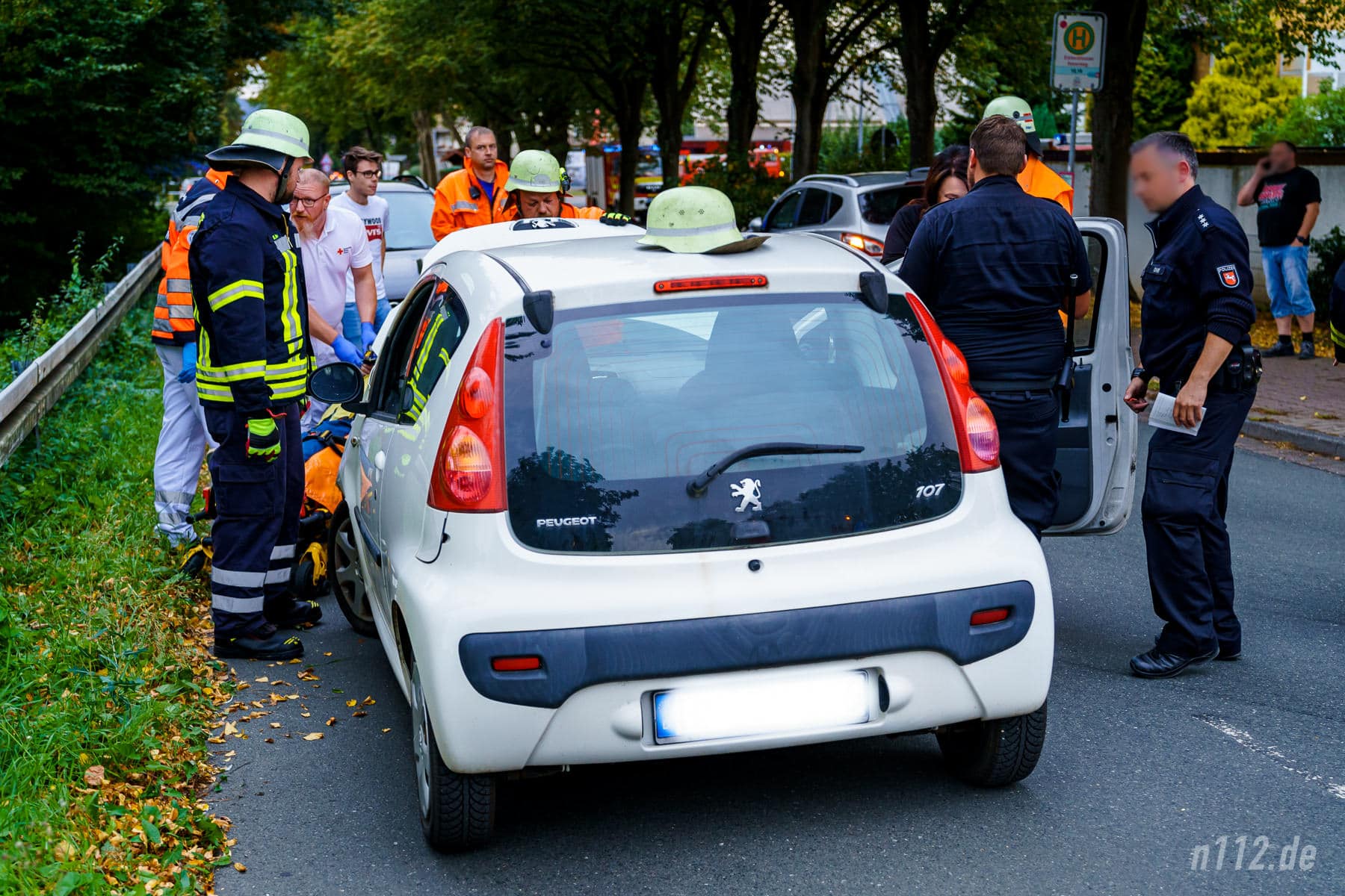 Helfer von Feuerwehr und Rettungsdienst versorgen die Verursacherin (Foto: n112.de/Stefan Hillen)