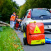 Die Frau wird vom Rettungsdienst untersucht und auf eine Trage gelegt (Foto: n112.de/Stefan Hillen)