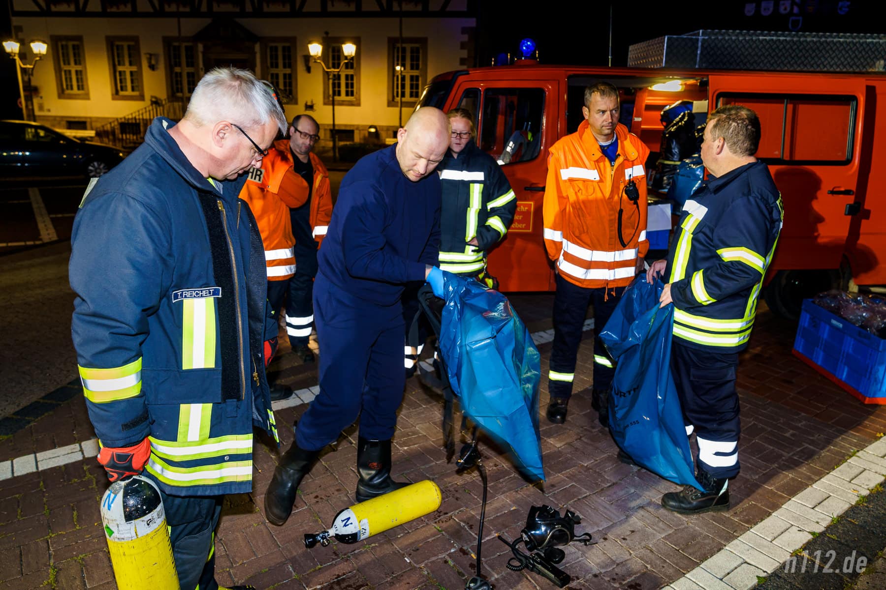 Ein freiwilliger Feuerwehrmann hat seine belastete Einsatzkleidung gegen einen Trainingsanzug getauscht (Foto: n112.de/Stefan Hillen)