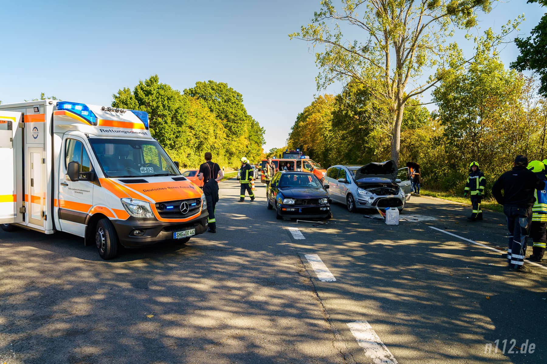 Der Rettungswagen aus Stadthagen ist an der Unfallstelle eingetroffen (Foto: n112.de/Stefan Hillen)