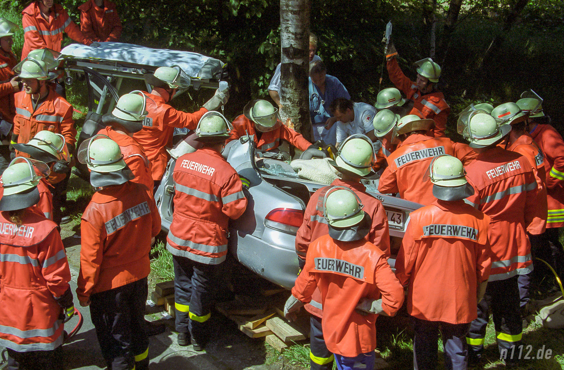 Viele Helfer am Auto: Rettungsarbeiten um das Jahr 1999 herum im Landkreis Harburg (vom Negativ gescannt) (Foto: n112.de/Stefan Hillen)