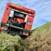 Löschfahrzeug im Graben nach Unfall bei Alarmfahrt