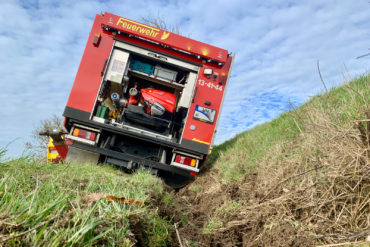 Löschfahrzeug im Graben nach Unfall bei Alarmfahrt
