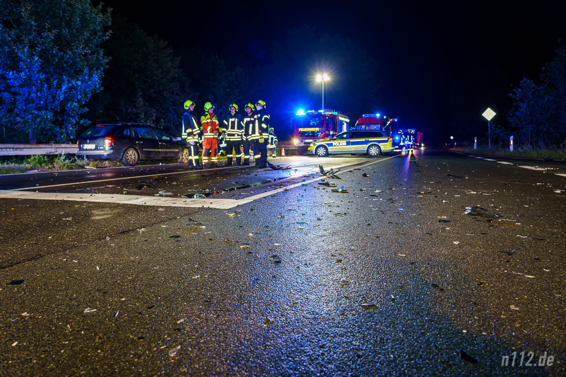 Großes Trümmerfeld: Die Unfallstelle an der Einmündung zum Maxi-Autohof an der B442 am Freitagabend (Foto: n112.de/Stefan Hillen)