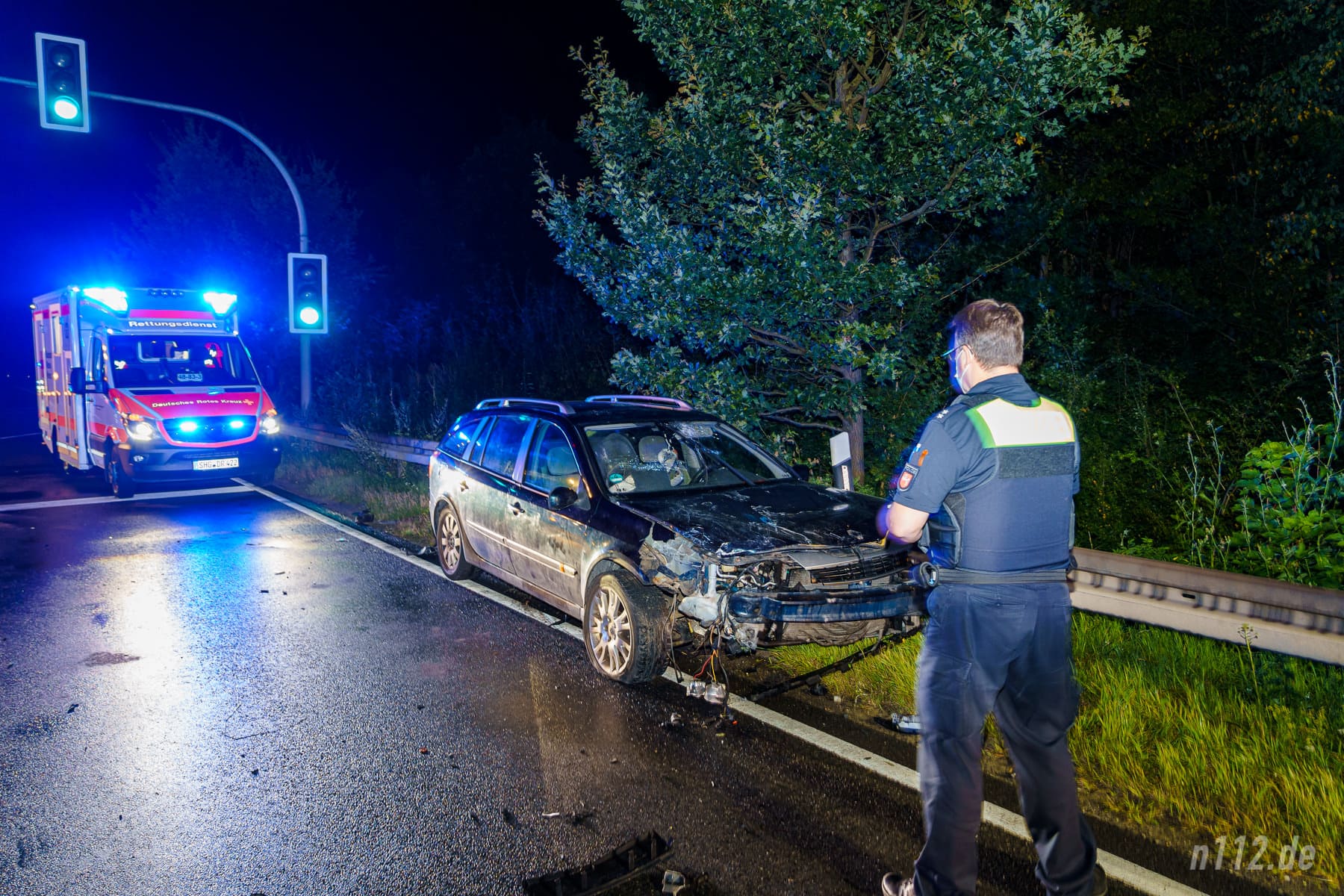 Ein Polizist sichert Spuren am zerstörten Renault des mutmaßlichen Unfallverursachers (Foto: n112.de/Stefan Hillen)