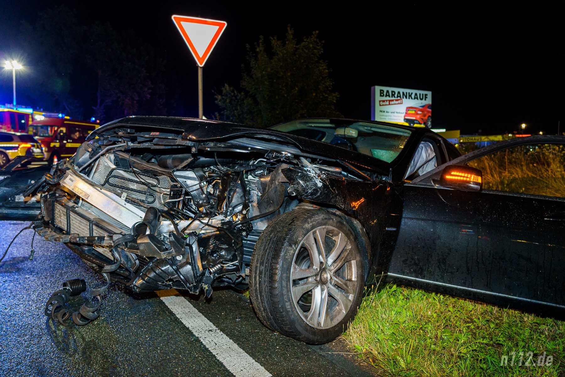 Schwer beschädigt: Der Mercedes aus dem Landkreis Schaumburg (Foto: n112.de/Stefan Hillen)