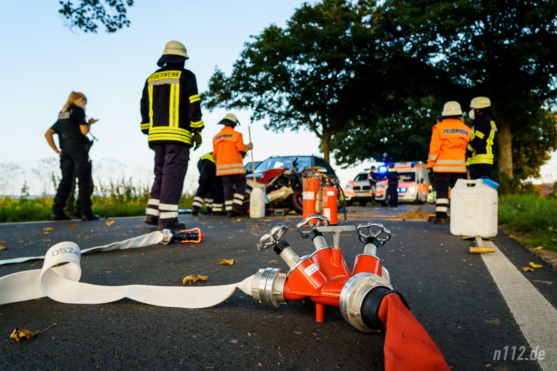 Für alle Fälle und die Sicherheit der Helfer: Ein an den Löschwassertank angeschlossener Verteiler mit Strahlrohr liegt bereit (Foto: n112.de/Stefan Hillen)